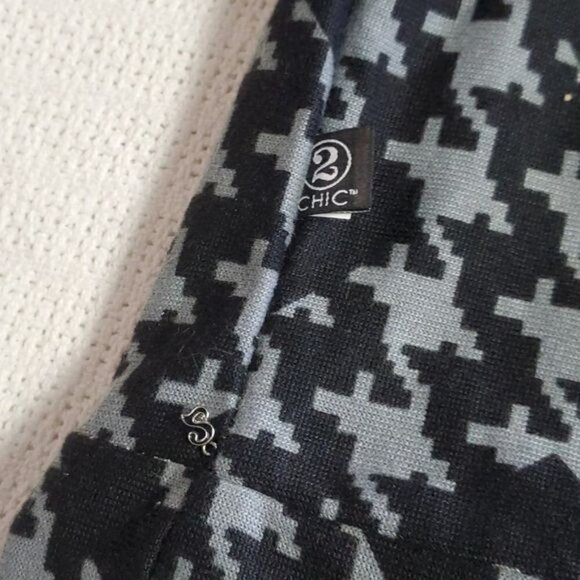 2 Chic Black & Silver Double Round Secret Zippered Pocket Scarve - Picture 8 of 9